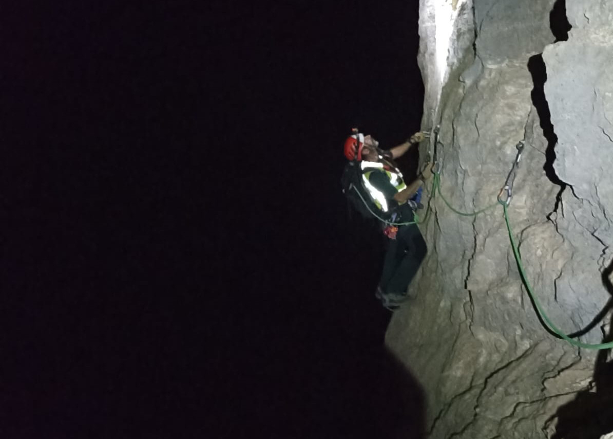 Dos montañeros rescatados por la Guardia Civil tras quedarse enriscados en la zona de escalada de Los Vados de Vélez de Benaudalla 